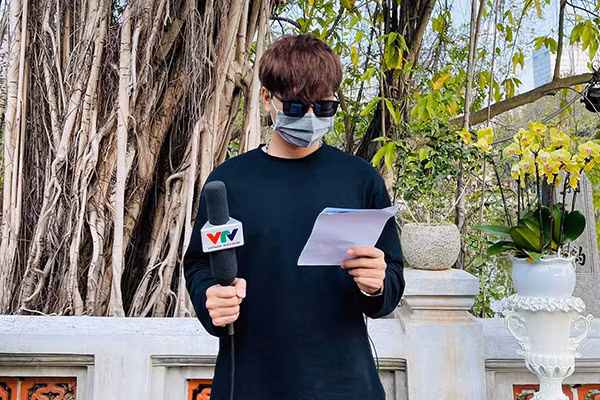 MC Công Tố cho biết các chương trình dẫn tại VTV vẫn lên sóng bình thường, khoảng 10h30 anh ra khỏi nhà và về lúc 15h00. Nam MC giữ nguyên thời gian biểu như những ngày bình thường, chỉ thay thế, bổ sung thêm các hoạt động, để cuộc sống những ngày dịch vẫn có ý nghĩa. "Thay bằng tới phòng gym, mình tự tập cardio khoảng 1 tiếng; thay bằng đi cà phê làm việc mình mang máy tính ra ban công ngồi; thay bằng đi gặp gỡ mọi người thì mình đi siêu thị hoặc lấy đồ ship" - Nam MC chia sẻ.