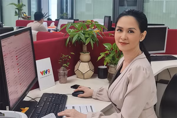 br/> BTV Thúy Hằng chia sẻ khi đến phiên nghỉ các BTV lại ở nhà suốt tuần và dùng thời gian này để phục hồi sức khoẻ, chuẩn bị "chiến đấu" cho tuần tiếp theo. Cách chia việc này có lúc khiến công việc có lúc quá tải, có lúc lại rảnh rỗi quá nhưng mọi người đều cảm thấy yên tâm hơn, vì ai cũng đồng lòng chiến thắng dịch bệnh.