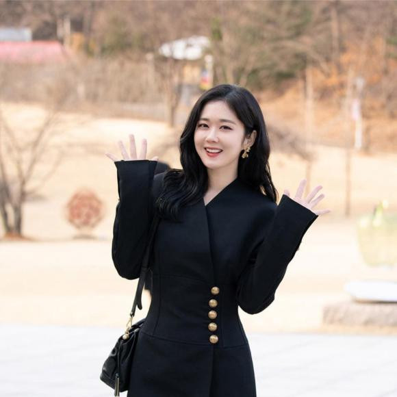 Ngoi sao noi tieng nhu Jang Nara cung phai di don ve sinh giua mua dich-Hinh-4