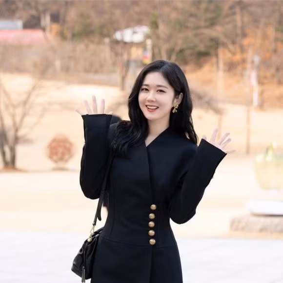 Ngoi sao noi tieng nhu Jang Nara cung phai di don ve sinh giua mua dich-Hinh-4