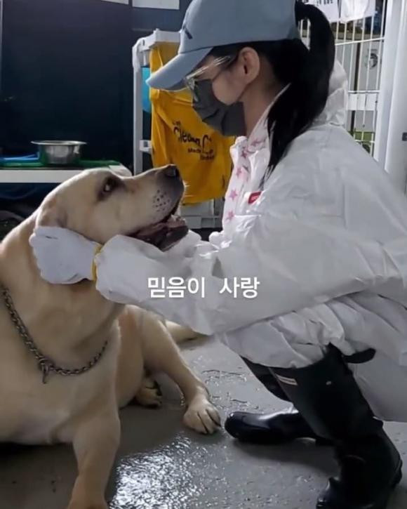 Ngoi sao noi tieng nhu Jang Nara cung phai di don ve sinh giua mua dich-Hinh-3