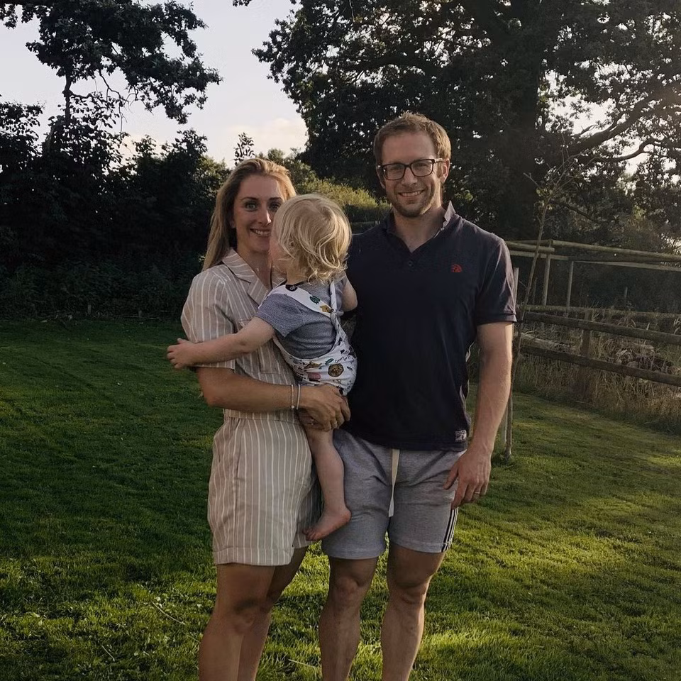 br/> Năm 2017, cặp vợ chồng có con trai đầu lòng - bé Albert. 6 tháng sau khi sinh con, Laura đã trở lại tập luyện dù gặp khá nhiều khó khăn để lấy lại sức bền và vóc dáng lúc trước. "Bé đã trở thành động lực để tôi phấn đấu mỗi ngày. Tôi muốn con trai mình được trải nghiệm những điều tuyệt vời như tôi và chồng", Laura nói với tờ Metro. Cặp VĐV có cuộc sống hôn nhân giản dị, hạnh phúc ở Cheshire. Ảnh: @laurakenny.