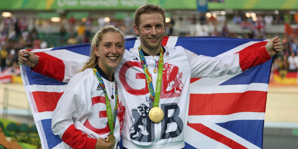 br/> Tại Olympic Rio năm 2016, Jason đã giành huy chương vàng dù có khởi đầu không mấy thuận lợi: xuất phát sai 2 lần và suýt bị tước quyền thi đấu. Sau khi anh hoàn thành vòng đua, Laura đã chạy tới ôm chầm lấy hôn phu mình với đôi mắt đẫm lệ. Cùng mùa Thế vận hội đó, cô đã giành chiến thắng tại 2 hạng mục. "Jason là nguồn cảm hứng rất lớn với tôi. Chúng tôi đã luôn bên nhau và chia sẻ những vui buồn trong sự nghiệp", cô nói với Cosmopolitan. Ảnh: Getty.