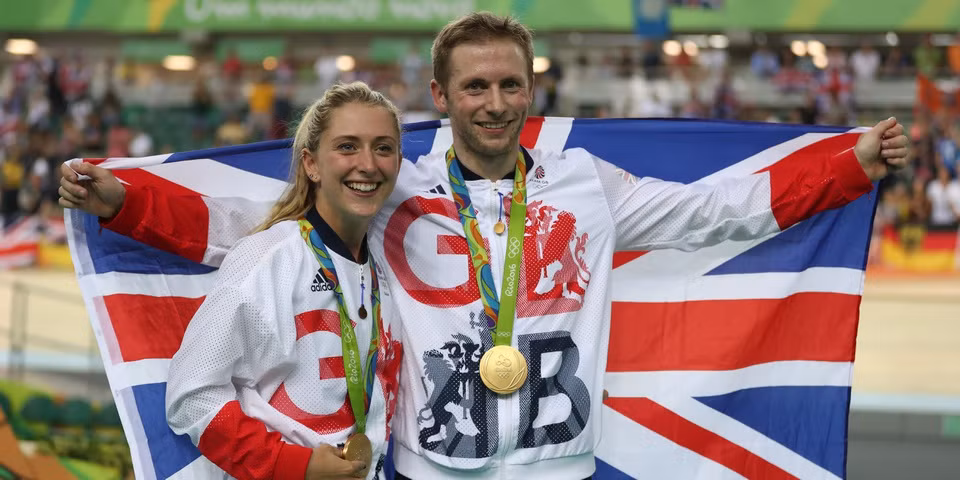 br/> Tại Olympic Rio năm 2016, Jason đã giành huy chương vàng dù có khởi đầu không mấy thuận lợi: xuất phát sai 2 lần và suýt bị tước quyền thi đấu. Sau khi anh hoàn thành vòng đua, Laura đã chạy tới ôm chầm lấy hôn phu mình với đôi mắt đẫm lệ. Cùng mùa Thế vận hội đó, cô đã giành chiến thắng tại 2 hạng mục. "Jason là nguồn cảm hứng rất lớn với tôi. Chúng tôi đã luôn bên nhau và chia sẻ những vui buồn trong sự nghiệp", cô nói với Cosmopolitan. Ảnh: Getty.