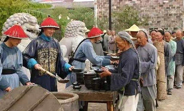 Tại sao Hòa Thân bốc cát bỏ vào cháo cứu nạn được Càn Long trọng thưởng? - Hình 4 Tai sao Hoa Than boc cat bo vao chao cuu nan duoc Can Long trong thuong?-Hinh-4