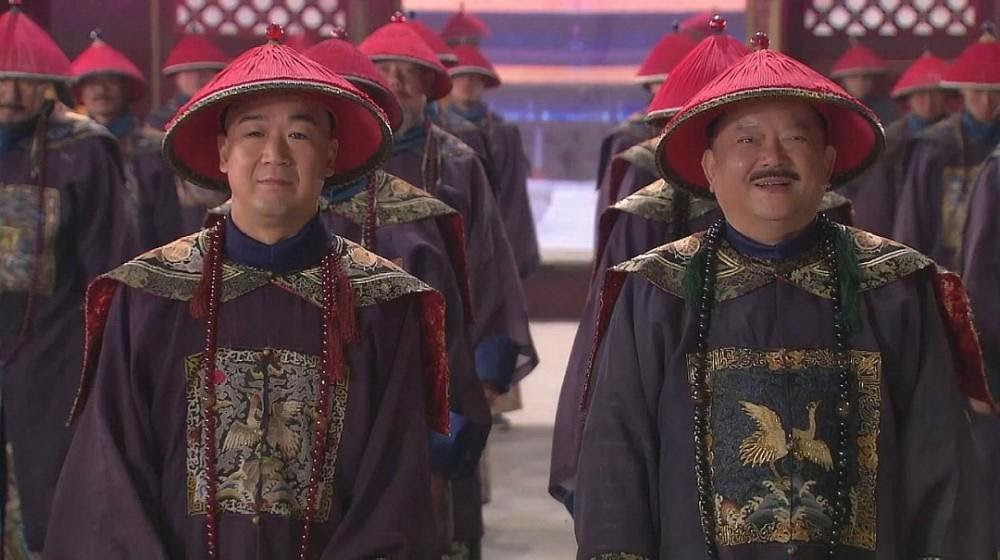 Tại sao Hòa Thân bốc cát bỏ vào cháo cứu nạn được Càn Long trọng thưởng? - Hình 2 Tai sao Hoa Than boc cat bo vao chao cuu nan duoc Can Long trong thuong?-Hinh-2