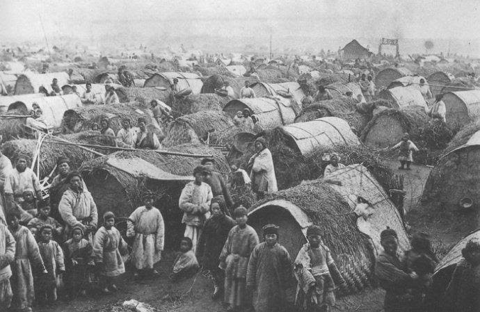 Tại sao Hòa Thân bốc cát bỏ vào cháo cứu nạn được Càn Long trọng thưởng? - Hình 3 Tai sao Hoa Than boc cat bo vao chao cuu nan duoc Can Long trong thuong?-Hinh-3