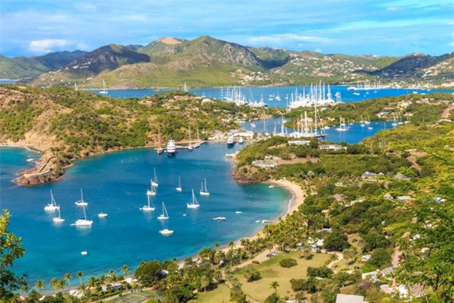  Antigua và Barbuda - đất nước này được tạo thành từ 37 hòn đảo nằm giữa Đại Tây Dương và Biển Caribe, đây là một trong những quốc gia bị ảnh hưởng nặng nề nhất bởi cơn bão Irma vào năm 2017. 