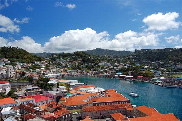  Saint Vincent and the Grenadines - quốc gia này nằm ở Lower Antilles và có ảnh hưởng mạnh mẽ của thực dân Anh, trung tâm đô thị chính là thủ đô Kingstown. 