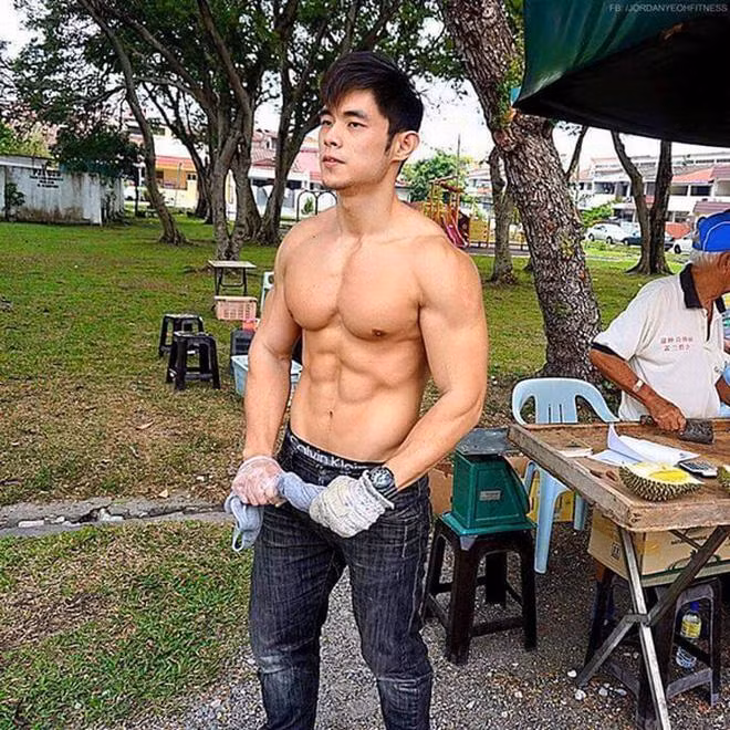 Hot boy bán sầu gây sốt với ngoại hình giống Châu Kiệt Luân hiện ra sao? - Hình 2 Hot boy ban sau gay sot voi ngoai hinh giong Chau Kiet Luan hien ra sao?-Hinh-2