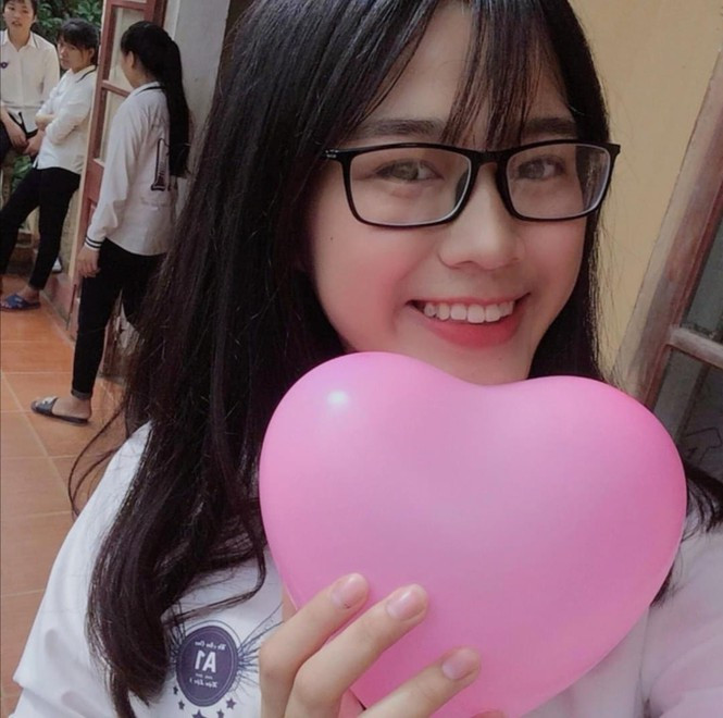 Loạt ảnh thời học sinh cực dễ thương của Hoa hậu Đỗ Thị Hà - Hình 2 Loat anh thoi hoc sinh cuc de thuong cua Hoa hau Do Thi Ha-Hinh-2