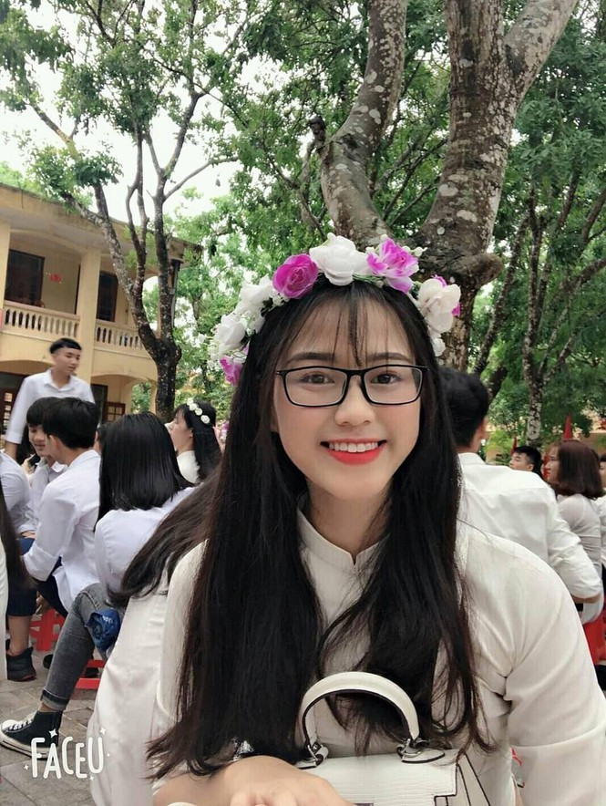 Loạt ảnh thời học sinh cực dễ thương của Hoa hậu Đỗ Thị Hà - Hình 4 Loat anh thoi hoc sinh cuc de thuong cua Hoa hau Do Thi Ha-Hinh-4