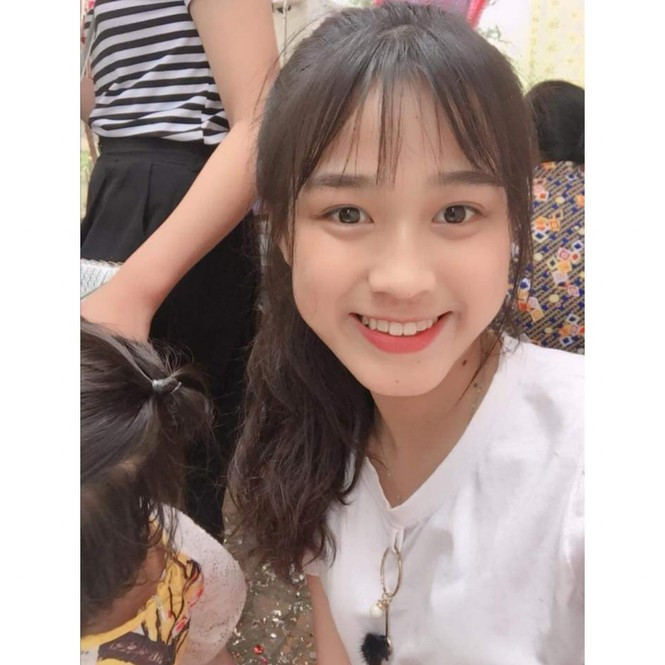 Loạt ảnh thời học sinh cực dễ thương của Hoa hậu Đỗ Thị Hà - Hình 12 Loat anh thoi hoc sinh cuc de thuong cua Hoa hau Do Thi Ha-Hinh-12