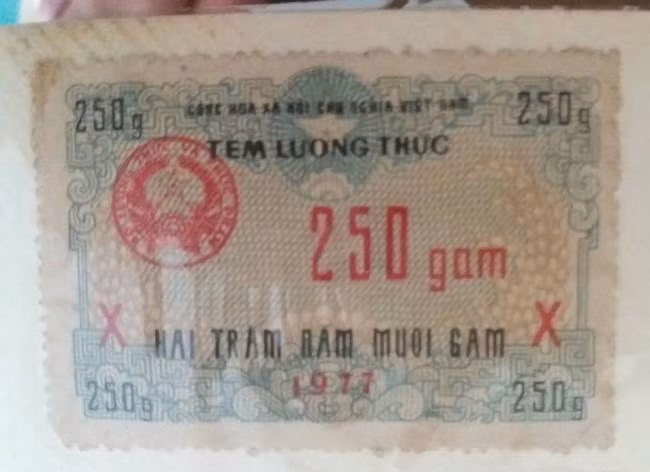 Mẫu tem mua lương thực tương đương với khối lượng thực phẩm là 250 gam.