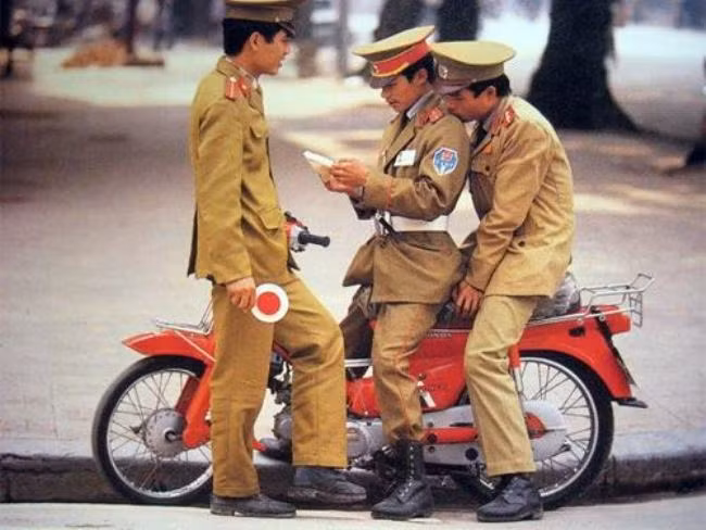 Các anh cảnh sát giao thông và phương tiện làm nhiệm vụ thời bao cấp: Chiếc xe cup đỏ. Đây là phương tiện giao thông khá xa xỉ lúc bấy giờ.