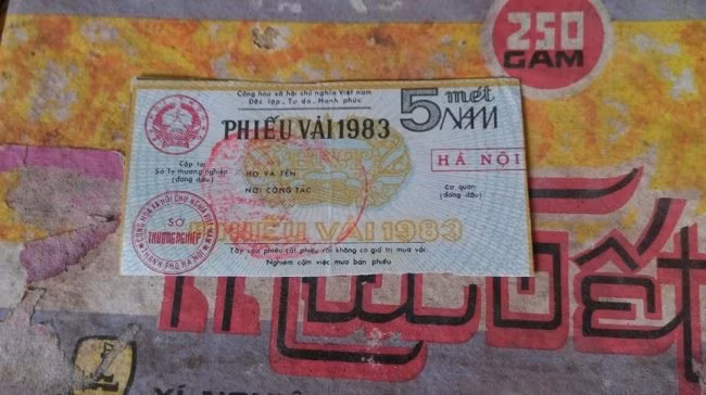 Phiếu được sử dụng để mua vải năm 1983.