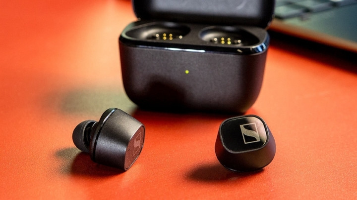 Tai nghe Sennheiser CX Plus True Wireless cung cấp khả năng khử tiếng ồn chủ động, hiệu quả. Khả năng tự chủ được đánh giá cao (7 giờ 42 phút với ANC và 8 giờ 23 phút không có ANC). Các điều khiển cảm ứng với khả năng tùy chỉnh và kích hoạt nhanh chế độ để nghe âm thanh bên ngoài.