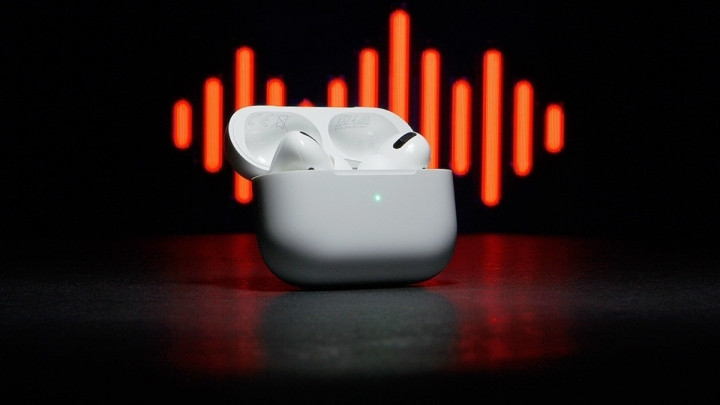 AirPods Pro của Apple vẫn là một lựa chọn an toàn. Chúng mang lại âm thanh chất lượng, khả năng giảm tiếng ồn chủ động rất hiệu quả và cung cấp khả năng tự chủ khá trong 4 giờ 39 phút (4 giờ 48 phút không có ANC). Tuy nhiên, các điều khiển trên tai nghe bị hạn chế.