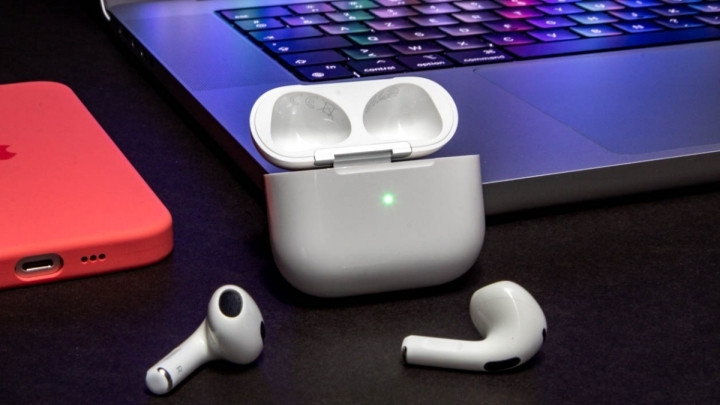 Apple làm mới AirPods với thế hệ thứ ba, từ thiết kế nhỏ gọn hơn cho cả tai nghe và hộp sạc. Apple AirPods 3 có ưu điểm dễ sử dụng và quyền tự chủ cải thiện. Chất lượng âm thanh tốt.