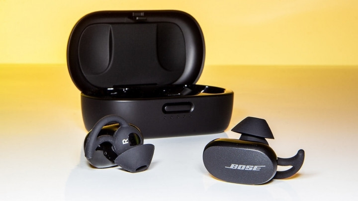 Bose QuietComfort Earbuds là tai nghe của Bose lớn hơn mức trung bình, nhưng được xếp vào danh sách những tai nghe giảm tiếng ồn tốt nhất trên thị trường và chất lượng âm thanh tuyệt vời. Kích thước lớn của các vùng cảm ứng trên tai nghe giúp bạn dễ dàng điều chỉnh âm lượng.