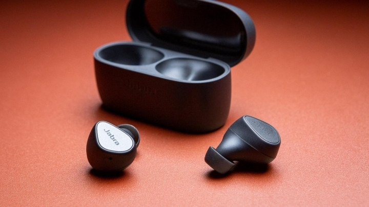 Tai nghe Jabra Elite 3 mang lại âm thanh ấm áp với âm trầm tốt, có khả năng cách ly thụ động và mang lại sự thoải mái. Nhờ chế độ HearThrough, người dùng có thể nghe âm thanh ở ngoài trời. Điểm ấn tượng được đánh giá cao là các nút nhấn để điều khiển phát lại và điều chỉnh âm lượng.