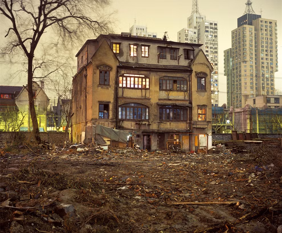 Ngôi nhà hoang mang kiến trúc đặc trưng từ thế kỷ 20 lạc lõng giữa những tòa cao ốc của một khu phố đang phát triển ở Thượng Hải.