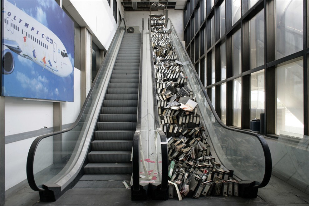 Khung cảnh hoang tàn ở sân bayHellenikon, từng phục vụ 12 triệu hành khách một năm ở Athens, Hy Lạp.