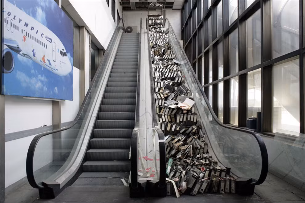 Khung cảnh hoang tàn ở sân bayHellenikon, từng phục vụ 12 triệu hành khách một năm ở Athens, Hy Lạp.