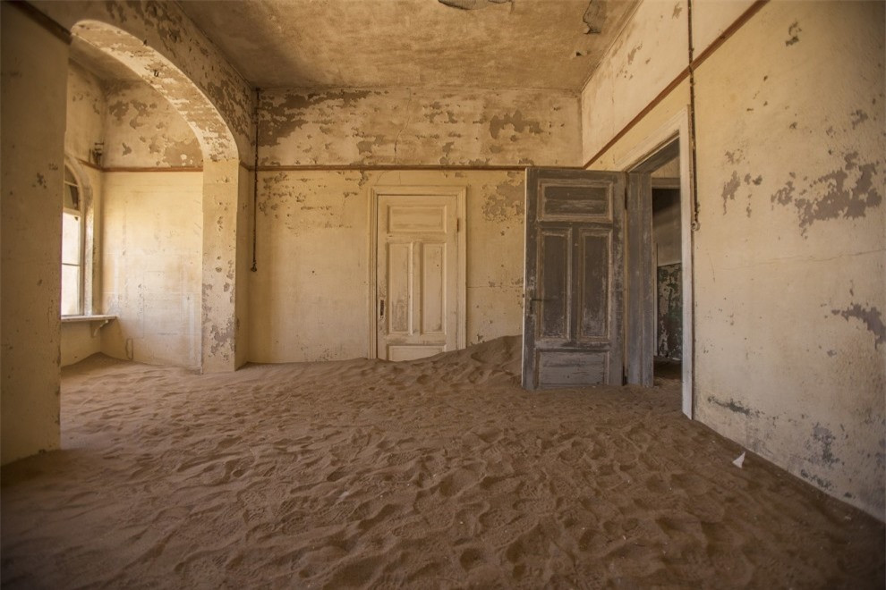 Một ngôi làng khai thác mỏ ở Kolmanskop, Namibia, nơi mà ranh giới giữa trong nhà và ngoài trời biến mất, khi cát ngập vào tận bên trong.