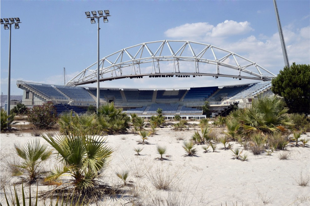 Nhà thi đấu bóng chuyền bãi biển ở khu phức hợp Olympic Faliro (Athens, Hy Lạp) giờ mọc đầy cỏ dại, cây bụi vì không được sử dụng. 