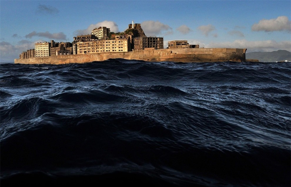 Đảo không người Gukan jima ở Nhật Bản, hay còn gọi là "Đảo tàu". Những năm 1950, nơi đây từng có khoảng 5.000 người sinh sống.