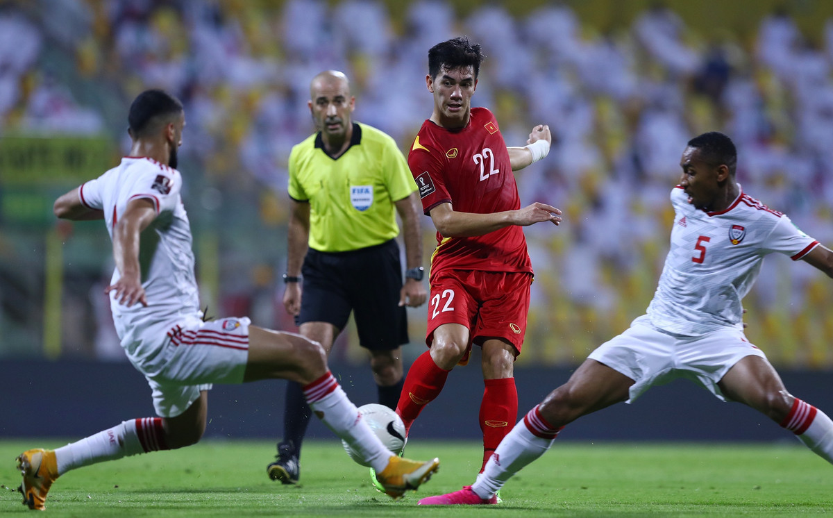 Không chỉ gây chú ý với tài năng trên sân cỏ, Tiến Linh còn được được khán giả yêu mến nhờ những câu chuyện đời thường hài hước. Chơi thân với các cầu thủ tuyển quốc gia khi cùng tập luyện và thi đấu ở nhiều giải lớn, anh được đồng đội đặt nhiều biệt danh và không ít lần trở thành đối tượng trêu chọc của toàn đội. Ảnh: Y Kiện.