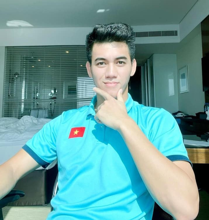 Tiến Linh còn bị đồng đội trêu là "thánh thả thính" khi nhiều lần đăng dòng trạng thái mùi mẫn trên trang cá nhân. "Anh nói anh mệt tính là xỉu. Em hôn một cái xíu là tỉnh", tiền đạo trẻ viết trong bài đăng hôm 13/6. Dưới bài đăng, nhiều đồng đội như Văn Toàn, Đức Chinh, Thành Chung, Văn Đức nhanh chóng để lại bình luận trêu chọc. Tiến Linh còn được fan gọi là "tiền đạo độc thân đắt giá" của tuyển Việt Nam. Ảnh: FBNV.