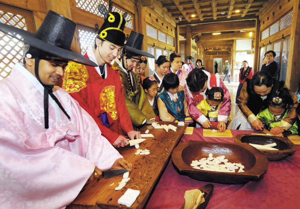  Hàn Quốc: Thường gọi Tết Nguyên đán là Seollal, người Hàn Quốc quan niệm ngày lễ này là dịp xua đuổi những linh hồn xấu xa, điều xui xẻo và chào đón sự tốt lành. Seollal bắt đầu từ ngày 1/1 Âm lịch và thường kéo dài trong 3 ngày. Ảnh: Sunburstkorea.