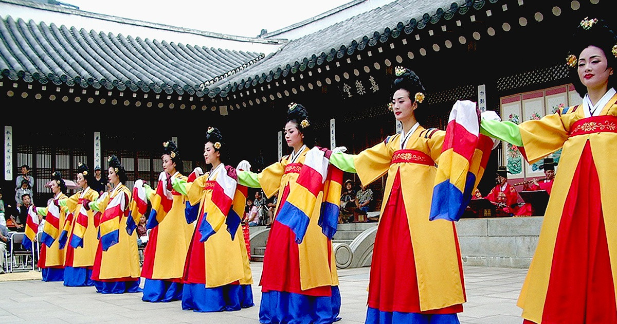 Khá giống ở Việt Nam, trong dịp nghỉ Tết, hầu hết doanh nghiệp ở đây sẽ đóng cửa để người dân trở về thăm quê hương, quây quần bên gia đình. Tuy nhiên, điểm khác biệt chính là vào đêm giao thừa, mọi người đều tắm gội sạch sẽ, sau đó mặc hanbok và tiến hành lễ cúng tổ tiên. Ảnh: Trazy Travel Blog.