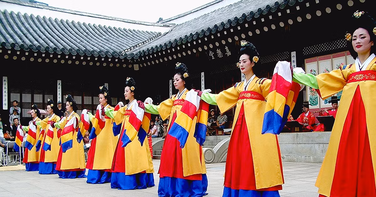 Khá giống ở Việt Nam, trong dịp nghỉ Tết, hầu hết doanh nghiệp ở đây sẽ đóng cửa để người dân trở về thăm quê hương, quây quần bên gia đình. Tuy nhiên, điểm khác biệt chính là vào đêm giao thừa, mọi người đều tắm gội sạch sẽ, sau đó mặc hanbok và tiến hành lễ cúng tổ tiên. Ảnh: Trazy Travel Blog.