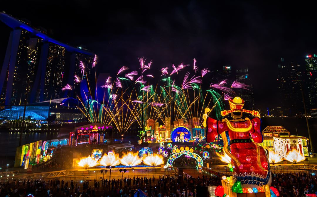 Nếu ở Việt Nam, thời điểm giao thừa là lúc tất cả mọi người không đi ra ngoài thì người Singapore sẽ hòa mình vào những lễ hội đầy màu sắc, sau đó mới về nhà để sum họp, ăn bữa cơm năm mới. Ngoài ra, vào dịp lễ tết, người Singapore thường ăn bánh trôi tàu với ý nghĩa đoàn viên. Cũng giống ở Việt Nam, người thân sẽ mừng tuổi bằng chiếc lì xì màu đỏ và gửi gắm lời cầu chúc may mắn cho nhau. Ảnh: Richardlim.photography.