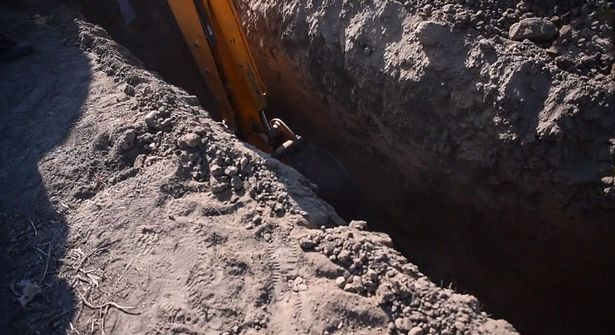 Hai cot nguoi dan ong duoc tim thay nho cay sung moc ra tu trong bung?-Hinh-3