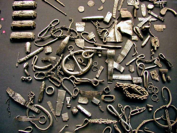  Cuerdale Hoard (Anh): Đây được xem là khám phá lớn nhất trong thế kỷ 19. Ý nghĩa văn hóa của nó vượt xa giá trị tiền tệ (ước tính khoảng 3,2 triệu USD). Phần lớn kho báu được trưng bày tại bảo tàng Anh. Kho báu được tìm thấy của một nhóm công nhân khi xây dựng. Nó gồm 8.600 cổ vật của người Viking, từ đồng xu tới những đồ trang sức tinh xảo.