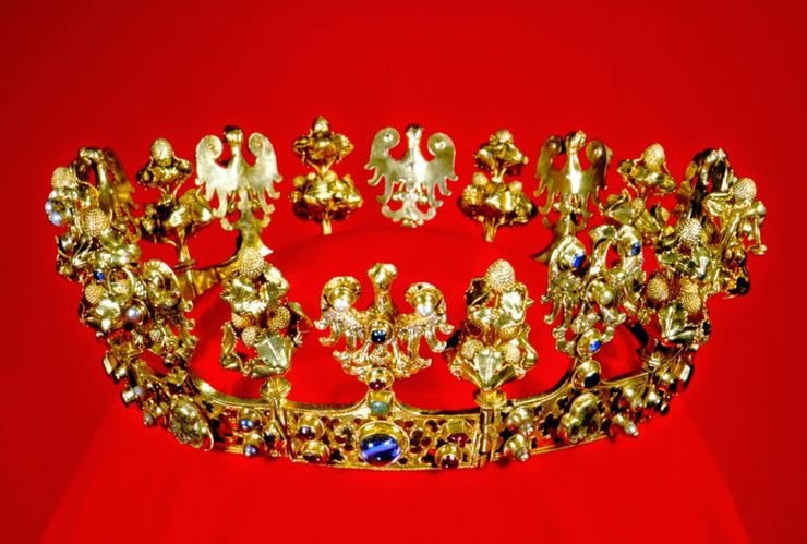  Kho báu Sroda (Ba Lan): Từ năm 1985 đến năm 1988, một tòa nhà tại Środa Śląska (Ba Lan) bị liệt trong diện phải phá dỡ. Trong quá trình phá dỡ, người ta tìm thấy kho báu dưới nền tòa nhà. Ban đầu, họ chỉ tìm thấy một chiếc bình chứa 3.000 đồng bạc. Chúng được xác định có niên đại từ thế kỷ 4 và có trị giá 120 triệu USD. Những năm sau, các nhà khảo cổ tìm được nhiều cổ vật khác ở các tòa nhà xung quanh gồm vương miện vàng, nhẫn vàng với thiết kế tinh xảo.