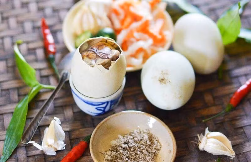 Dai ky khi an trung vit lon ban can biet keo gay hai cho suc khoe