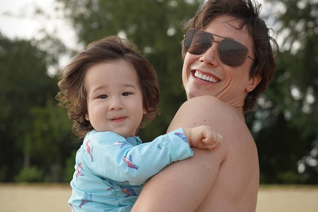 br/> Theo Hoàng Oanh, ông xã Jack Cole phụ vợ trong việc chăm sóc con trai. Vì thế, cô có thời gian để chăm sóc bản thân, đi mua sắm, tập gym hàng ngày.