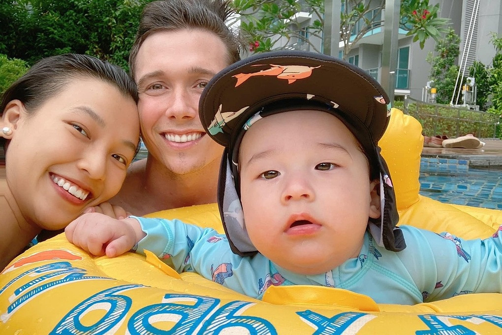 Nữ MC kể hàng ngày vợ chồng cô đều sắp xếp thời gian để đưa con trai đi chơi, tập bơi tại hồ ở dưới chung cư. Bé Max được khen bụ bẫm, đáng yêu, thừa hưởng nét đẹp của cha lẫn mẹ. Cậu bé tỏ ra khá dạn dĩ khi tiếp xúc với nước. "Bơi giỏi không chỉ là kỹ năng sống cần thiết mà còn có lợi cho sức khỏe của con, tăng chiều cao và sự dẻo dai cho cơ thể. Muốn các con không sợ nước, cha mẹ phải cho bé làm quen từ khi còn nhỏ để quen cảm giác", á hậu nói.