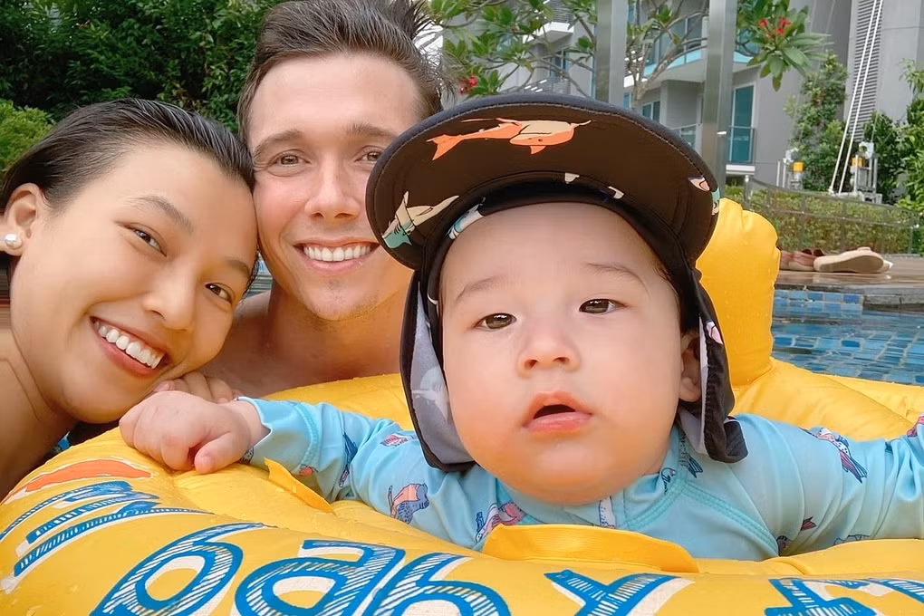 Nữ MC kể hàng ngày vợ chồng cô đều sắp xếp thời gian để đưa con trai đi chơi, tập bơi tại hồ ở dưới chung cư. Bé Max được khen bụ bẫm, đáng yêu, thừa hưởng nét đẹp của cha lẫn mẹ. Cậu bé tỏ ra khá dạn dĩ khi tiếp xúc với nước. "Bơi giỏi không chỉ là kỹ năng sống cần thiết mà còn có lợi cho sức khỏe của con, tăng chiều cao và sự dẻo dai cho cơ thể. Muốn các con không sợ nước, cha mẹ phải cho bé làm quen từ khi còn nhỏ để quen cảm giác", á hậu nói.