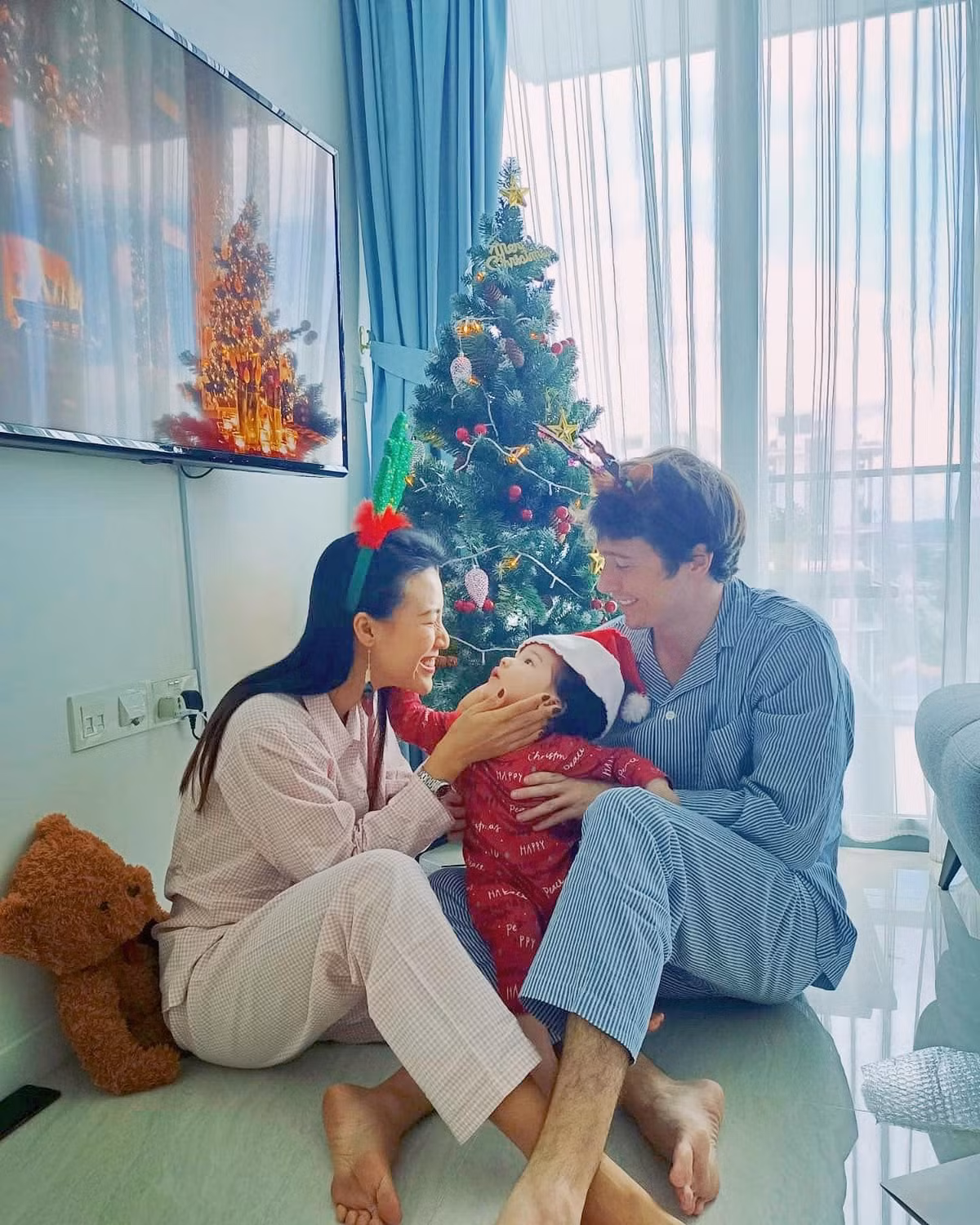 Cả gia đình quây quần bên nhau vào mỗi dịp lễ quan trọng. Ông xã Hoàng Oanh là người Mỹ, hiện làm việc tại Singapore. Diễn viên Tháng năm rực rỡ khen chồng là người bản lĩnh và biết yêu thương gia đình.