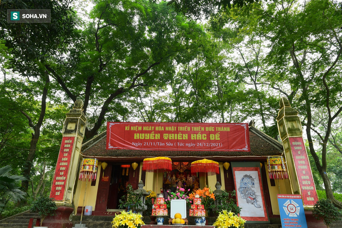 Dưới tán của các cây sưa trăm tuổi là đền thờ Huyền thiên Hắc đế, tương truyền ông là người có công giúp vua đánh giặc Chiêm.