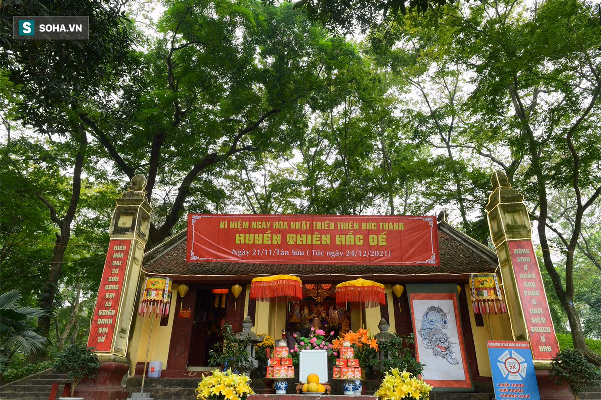 Dưới tán của các cây sưa trăm tuổi là đền thờ Huyền thiên Hắc đế, tương truyền ông là người có công giúp vua đánh giặc Chiêm.