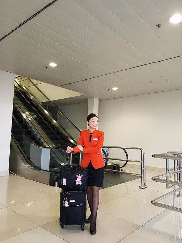 Tap the duc tren may bay, hai nu tiep vien gay sot mang xa hoi-Hinh-4