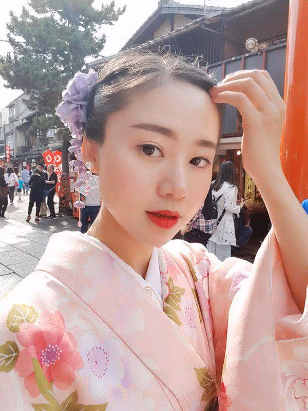 Tap the duc tren may bay, hai nu tiep vien gay sot mang xa hoi-Hinh-11