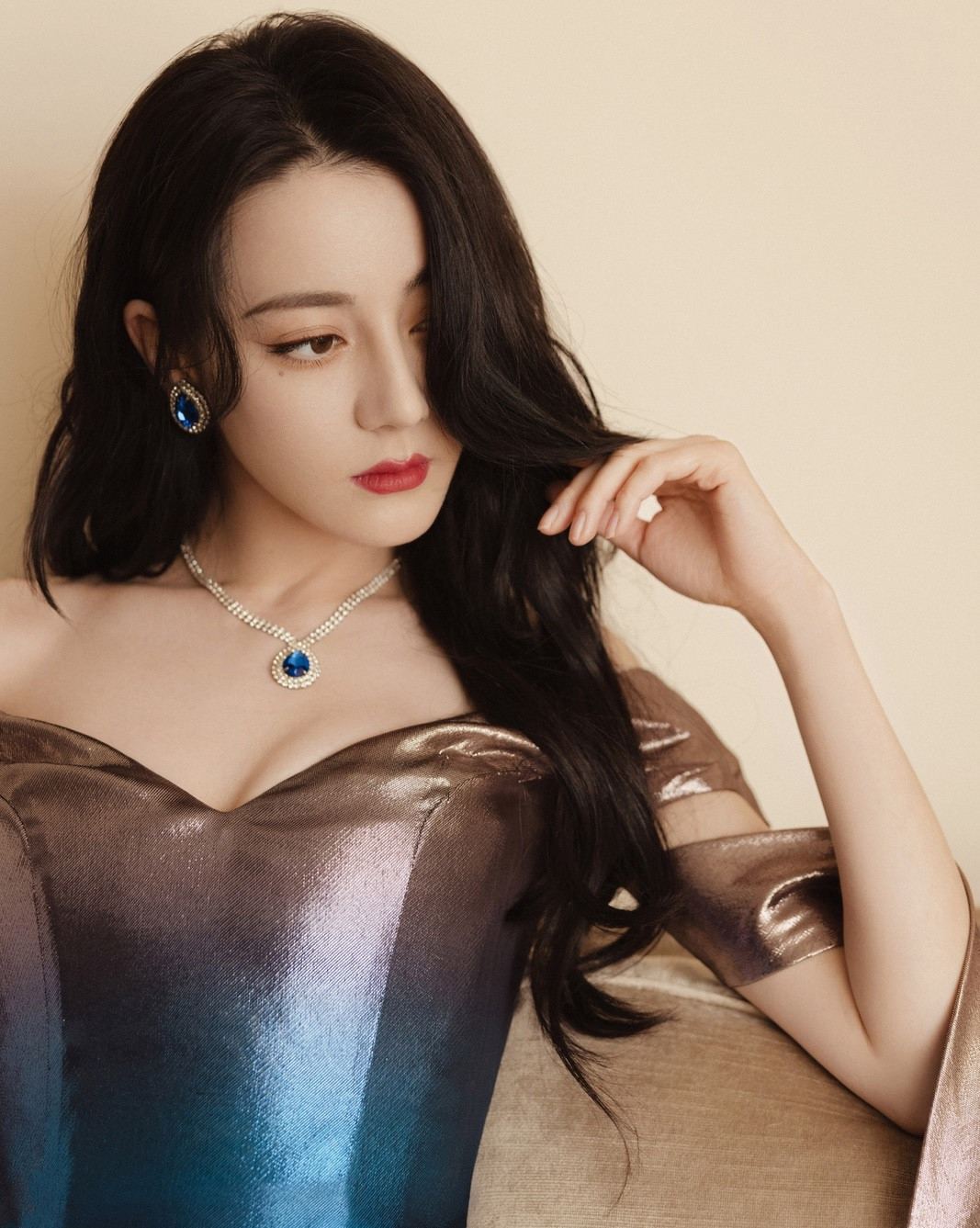 Dich Le Nhiet Ba bi quay roi va noi am anh cua cac sao nu-Hinh-2